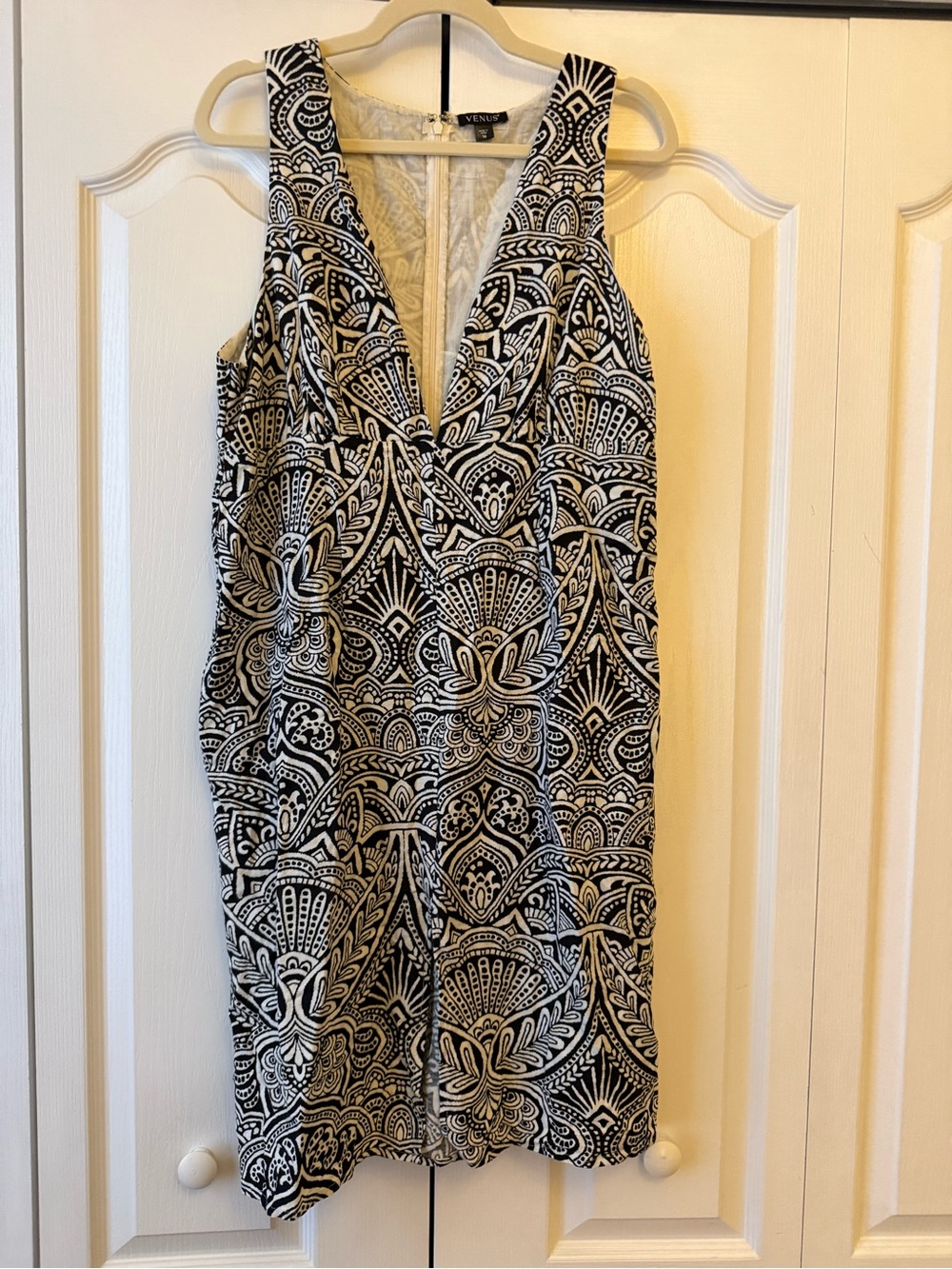 VENUS Black and White Patterned V-Neck Dress